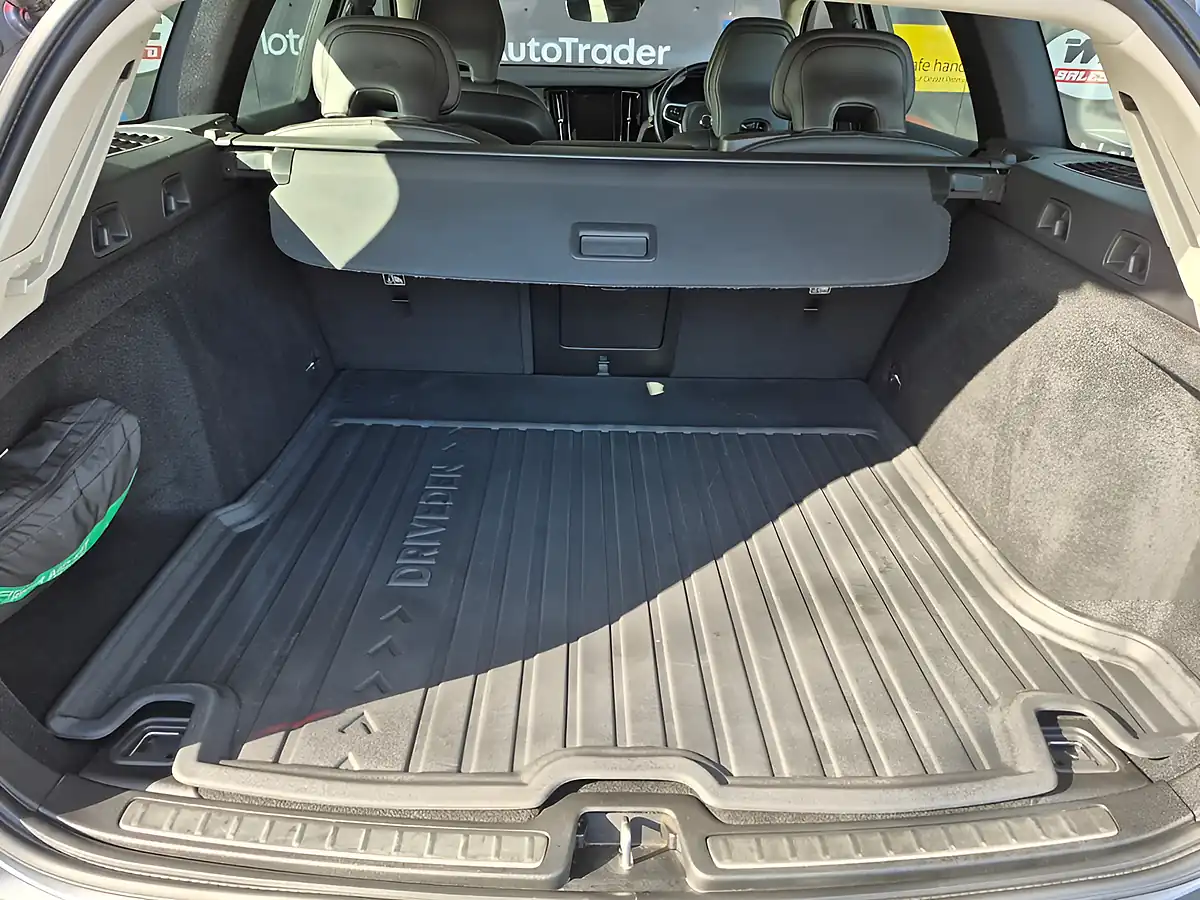 Used 2021 Volvo V60 Momentum Grey - Interior and Exterior details 11