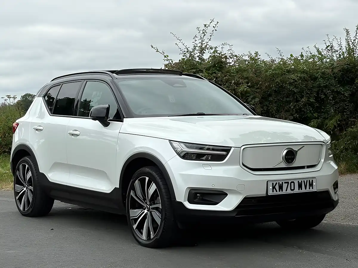 Used 2021 Volvo XC40 First Edition White - Front View