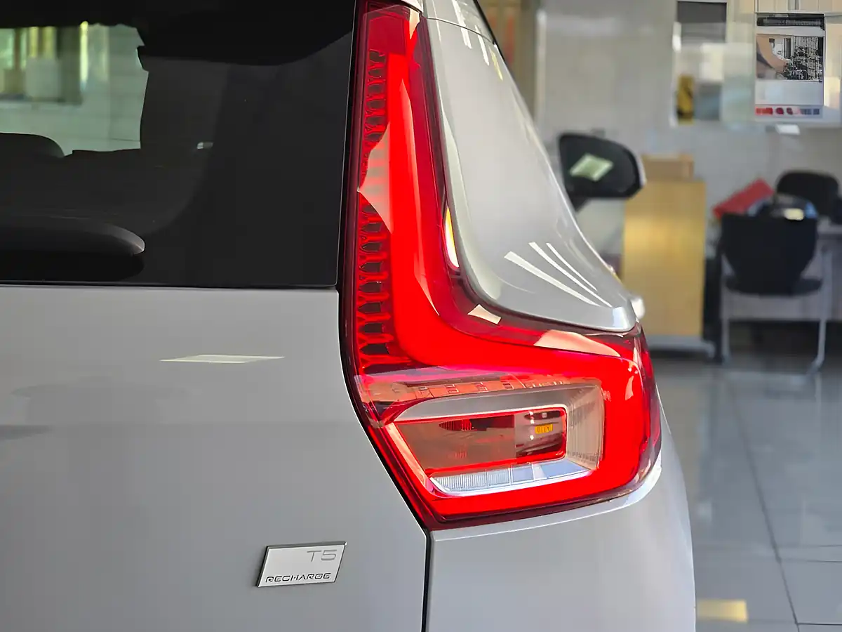 Used 2021 Volvo XC40 Inscription Pro Silver - Interior and Exterior details 15