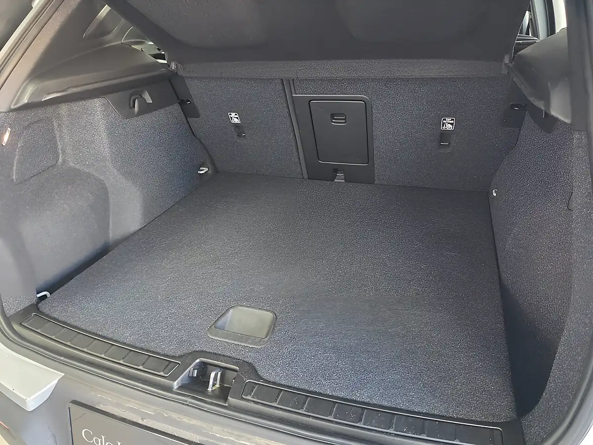 Used 2021 Volvo XC40 Inscription Pro Silver - Interior and Exterior details 16