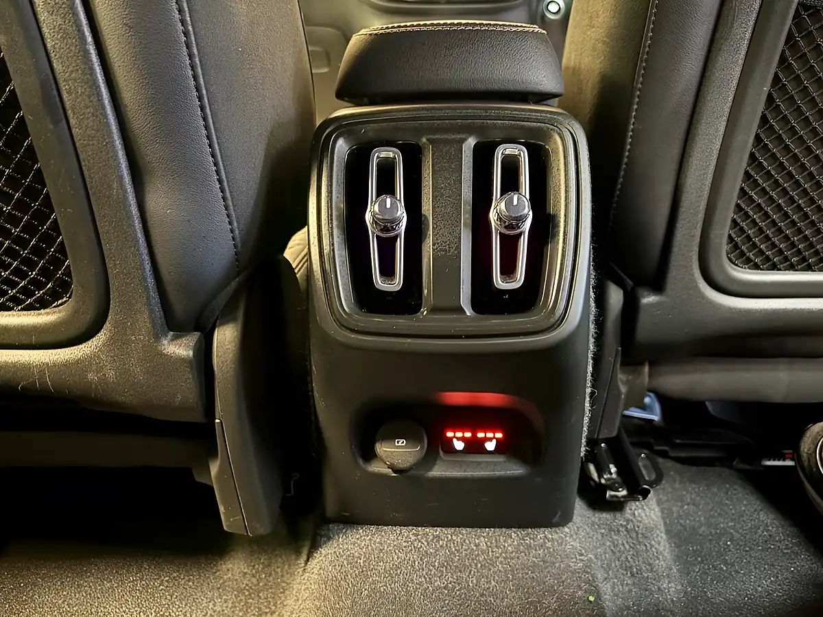 Used 2021 Volvo XC40 R-Design Black - Interior and Exterior details 17