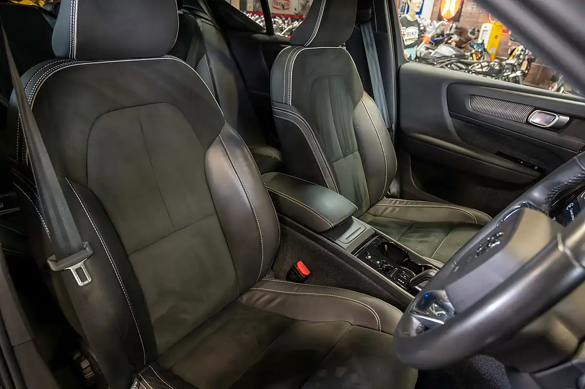 Used 2021 Volvo XC40 R-Design Denim Blue - Interior and Exterior details 6