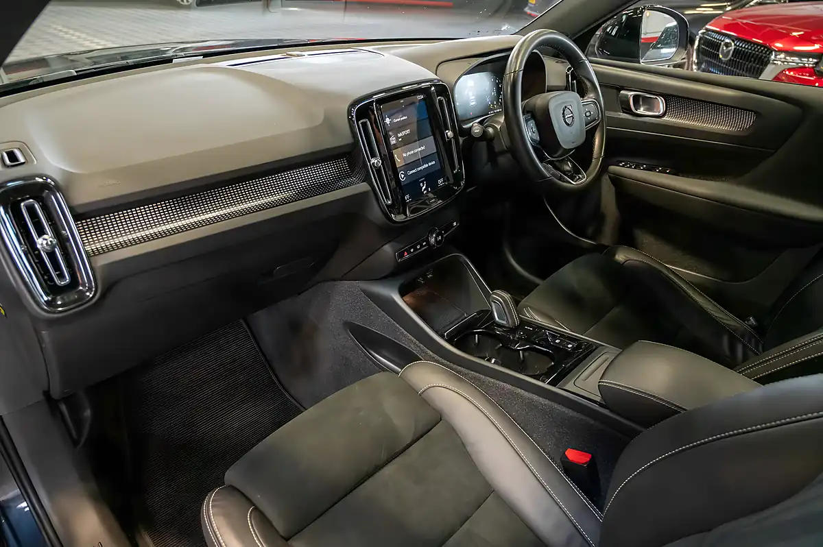 Used 2021 Volvo XC40 R-Design Denim Blue - Interior and Exterior details 7