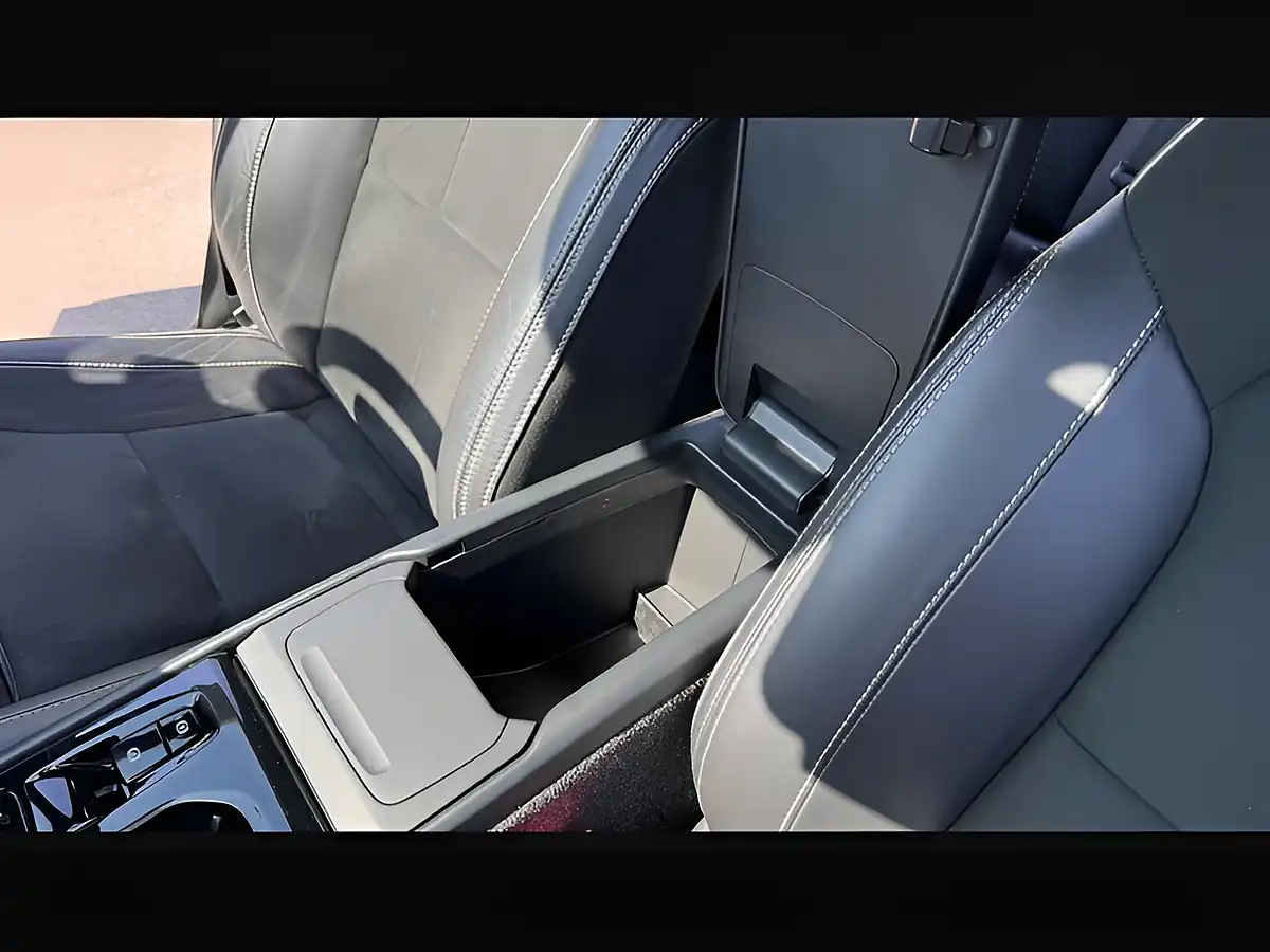 Used 2021 Volvo XC40 R-Design Glacier Silver - Interior and Exterior details 20