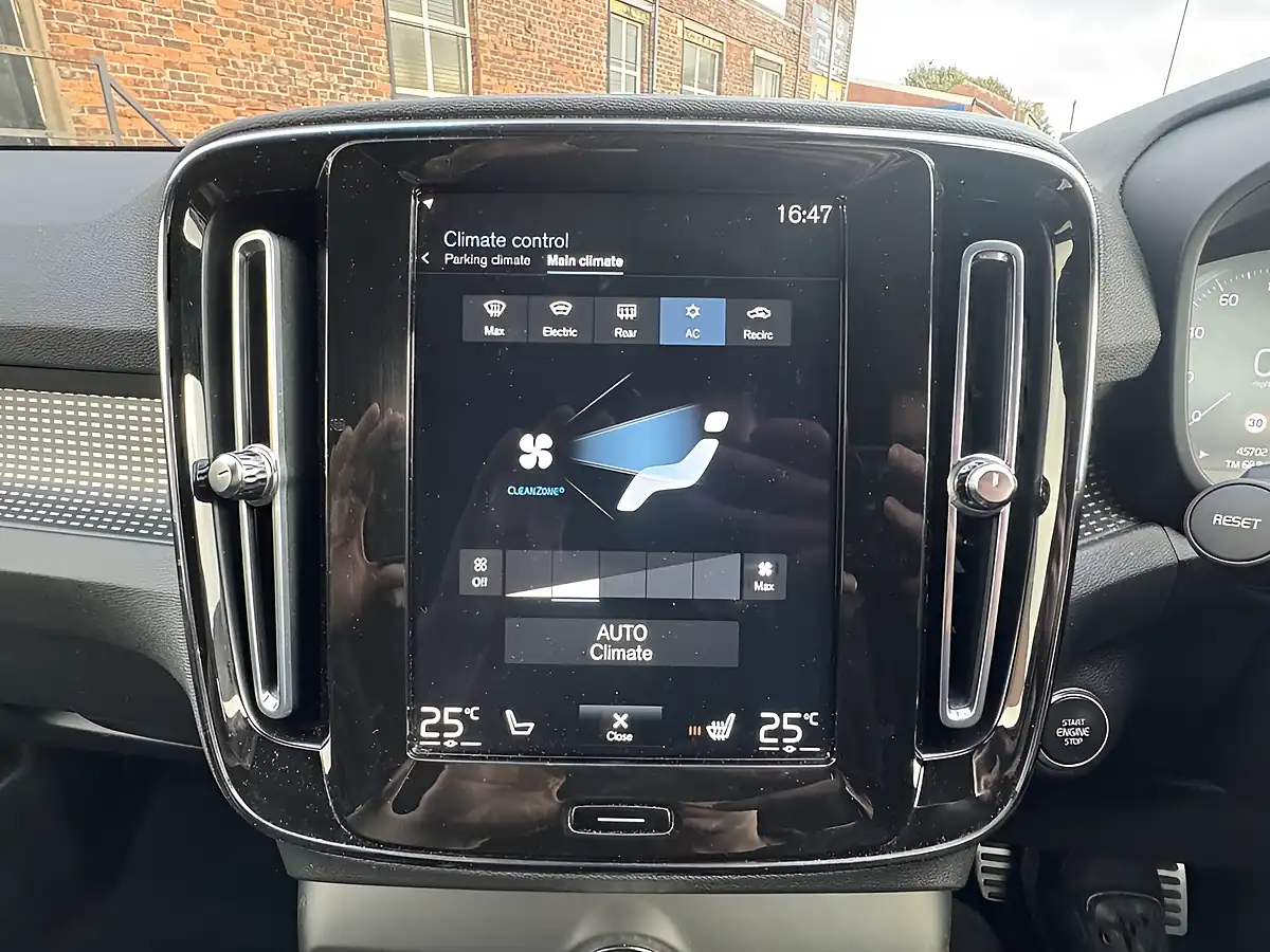 Used 2021 Volvo XC40 R-Design Pro White - Interior and Exterior details 10