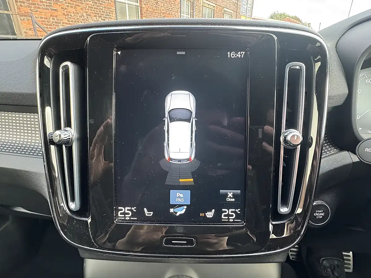 Used 2021 Volvo XC40 R-Design Pro White - Interior and Exterior details 12