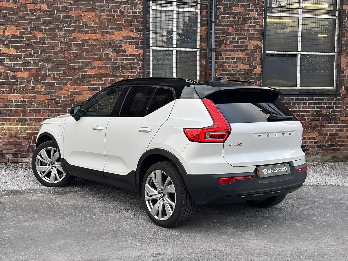 Used 2021 Volvo XC40 R-Design Pro White - Interior and Exterior details 4