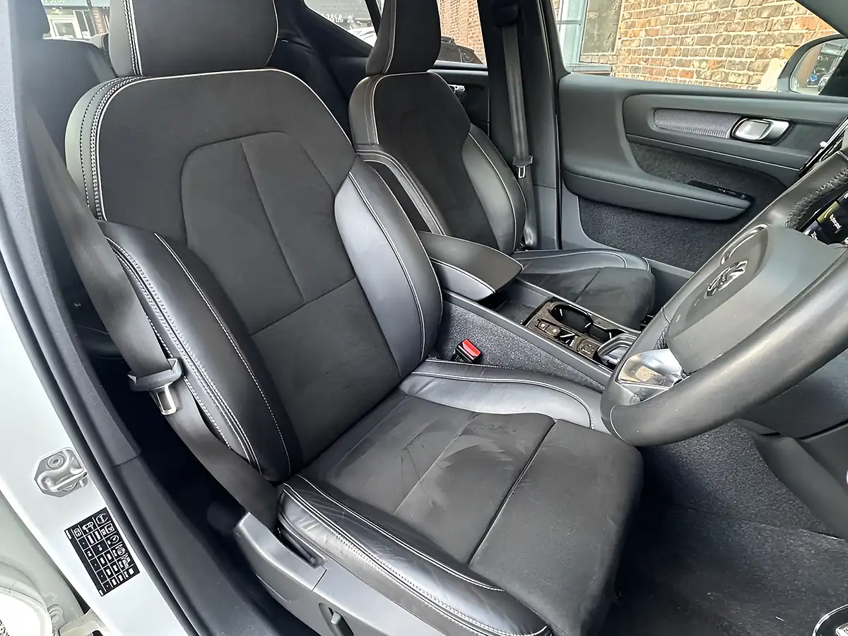 Used 2021 Volvo XC40 R-Design Pro White - Interior and Exterior details 7