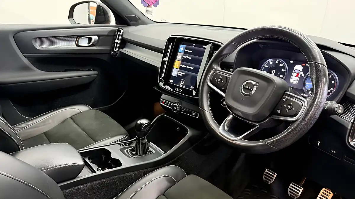 Used 2021 Volvo XC40 R-Design Red - Interior and Exterior details 11