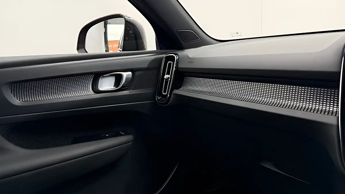 Used 2021 Volvo XC40 R-Design Red - Interior and Exterior details 17
