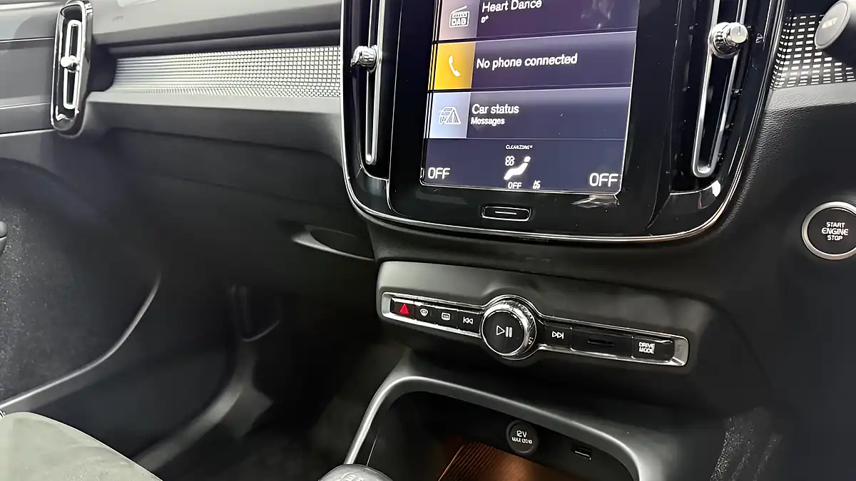 Used 2021 Volvo XC40 R-Design Red - Interior and Exterior details 18