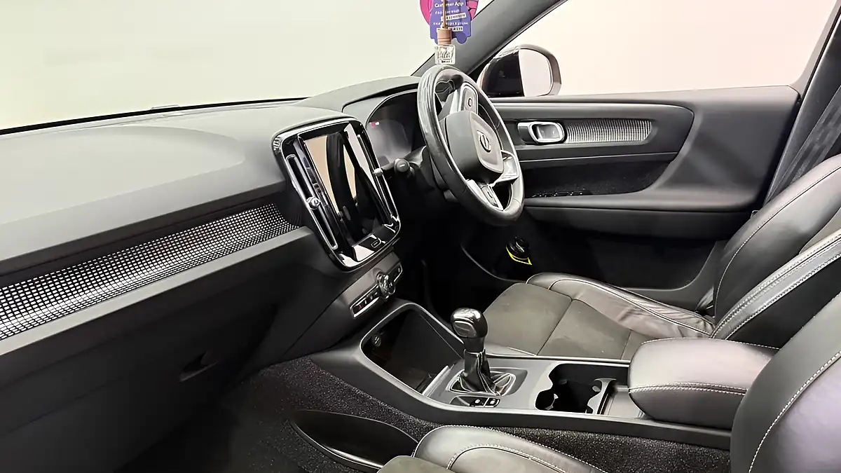 Used 2021 Volvo XC40 R-Design Red - Interior and Exterior details 20