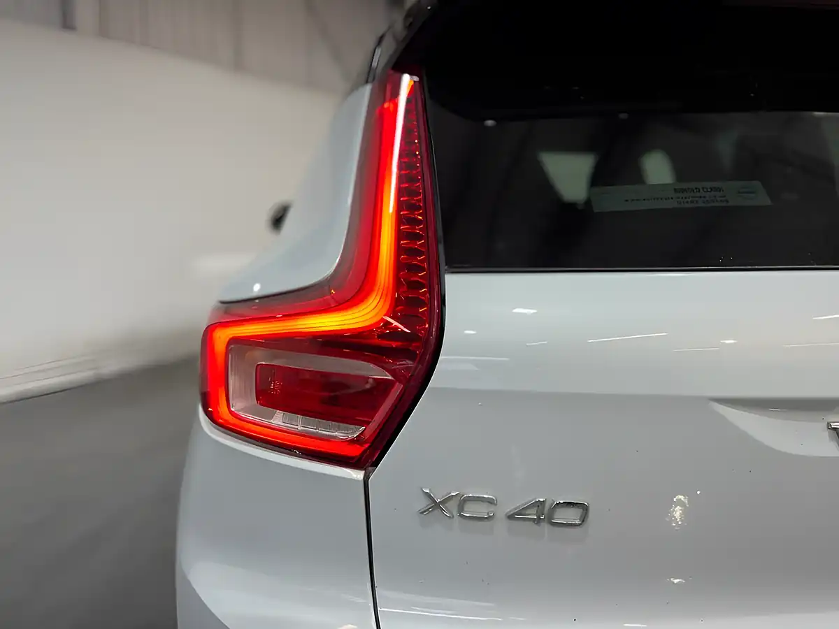 Used 2021 Volvo XC40 R-Design Silver - Interior and Exterior details 12