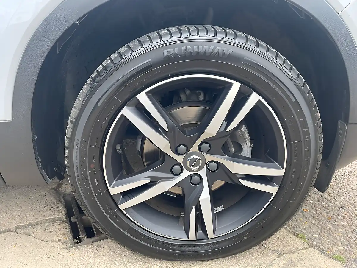 Used 2021 Volvo Xc40 R-Design Silver - Interior and Exterior details 10