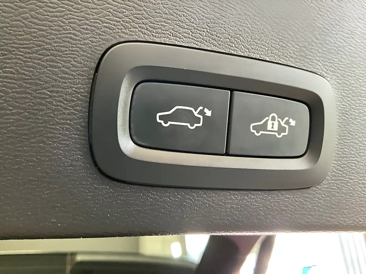 Used 2021 Volvo XC40 Recharge Blue - Interior and Exterior details 17