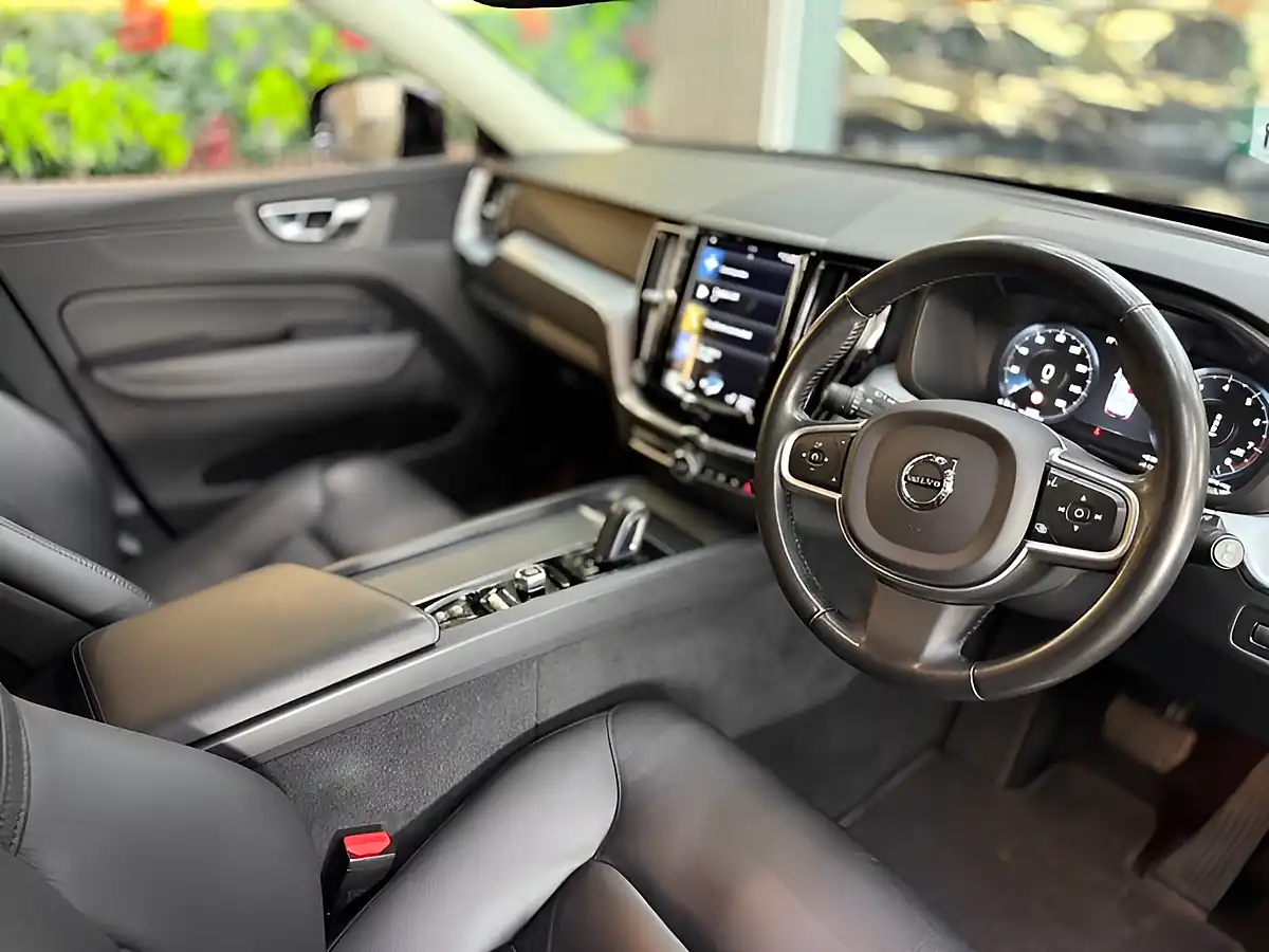 Used 2021 Volvo XC60 Momentum Black - Interior and Exterior details 12
