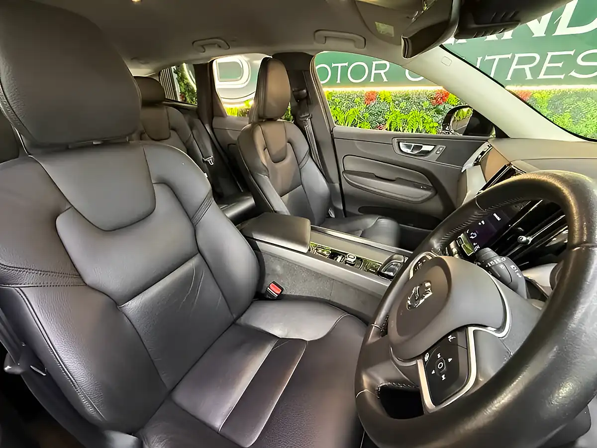 Used 2021 Volvo XC60 Momentum Black - Interior and Exterior details 13