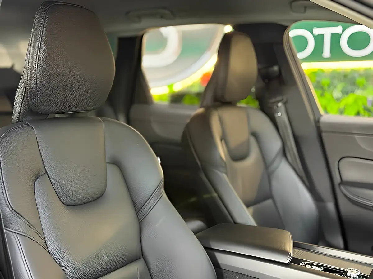 Used 2021 Volvo XC60 Momentum Black - Interior and Exterior details 14