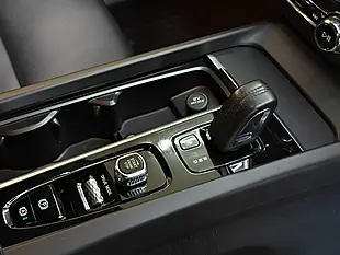 Used 2021 Volvo XC60 Momentum Black - Interior and Exterior details 17