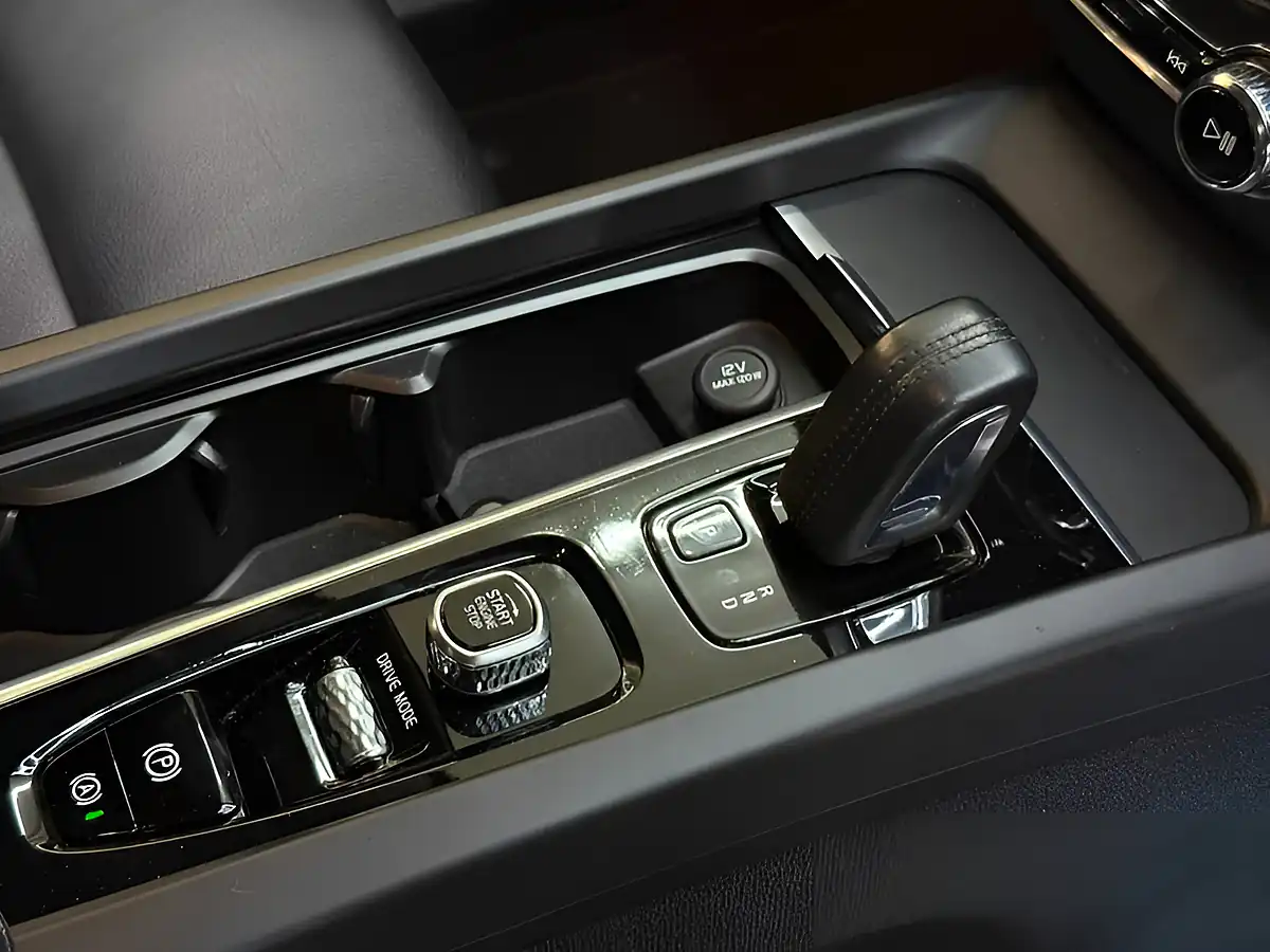 Used 2021 Volvo XC60 Momentum Black - Interior and Exterior details 17