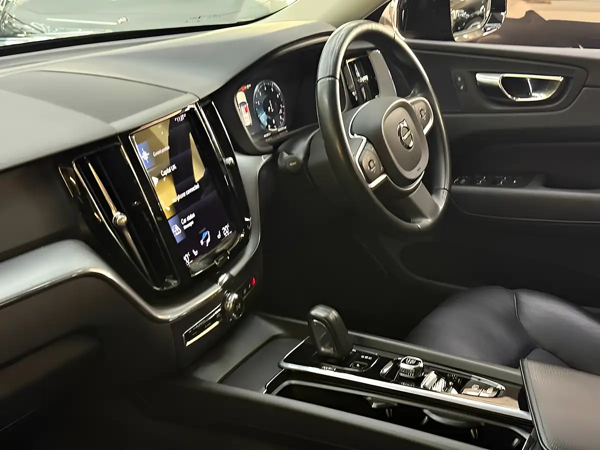 Used 2021 Volvo XC60 Momentum Black - Interior and Exterior details 18