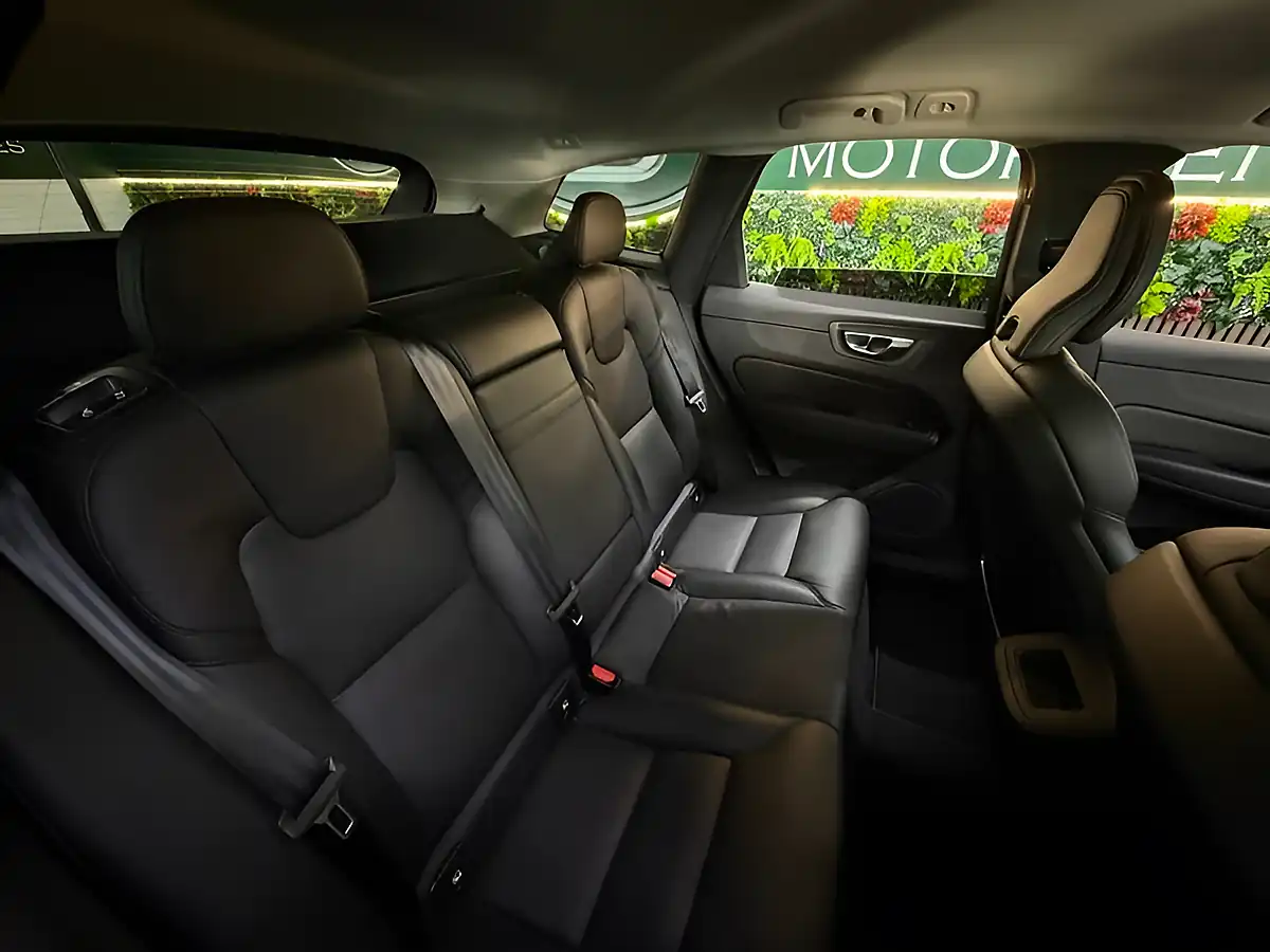 Used 2021 Volvo XC60 Momentum Black - Interior and Exterior details 19
