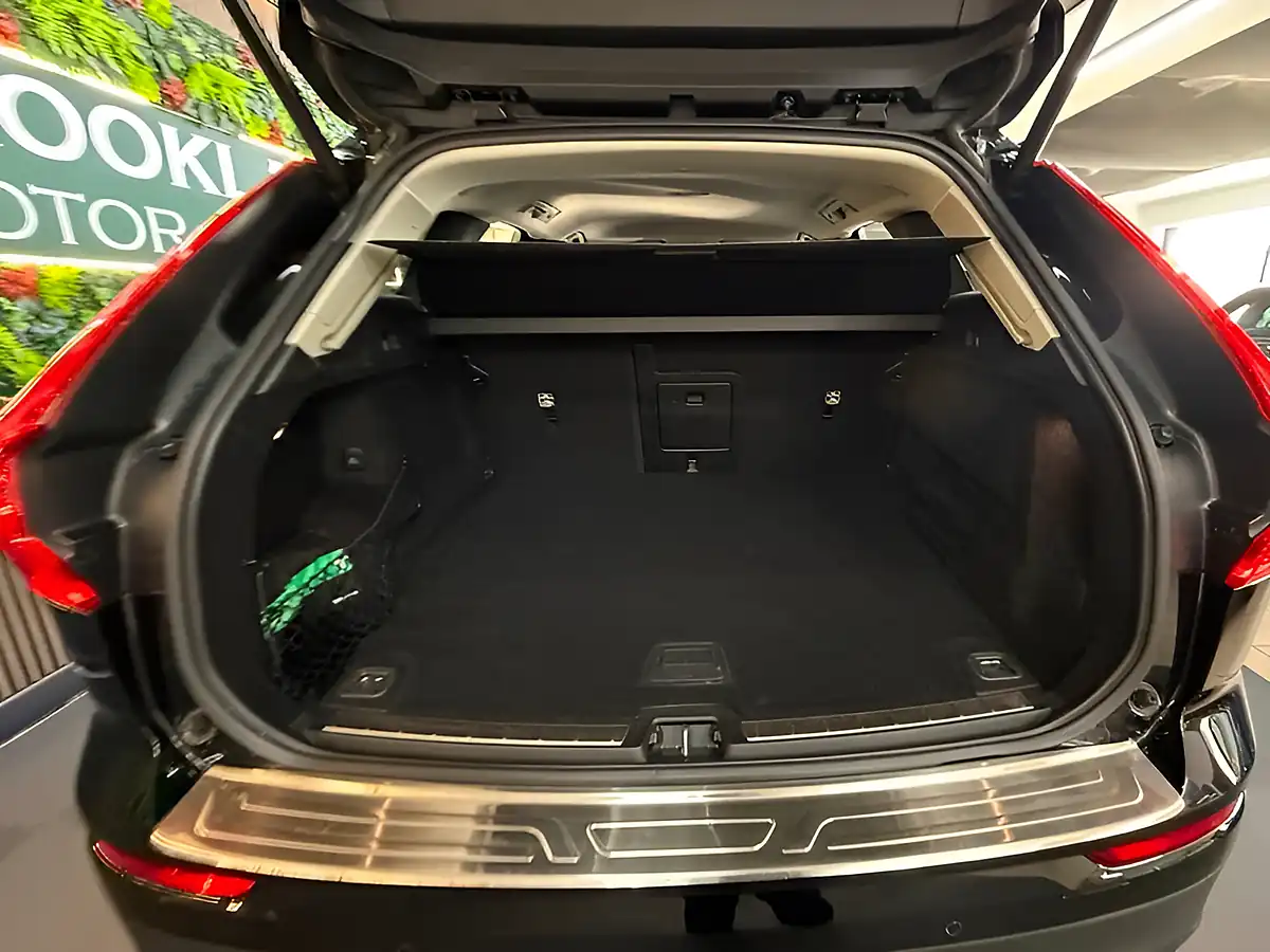 Used 2021 Volvo XC60 Momentum Black - Interior and Exterior details 20