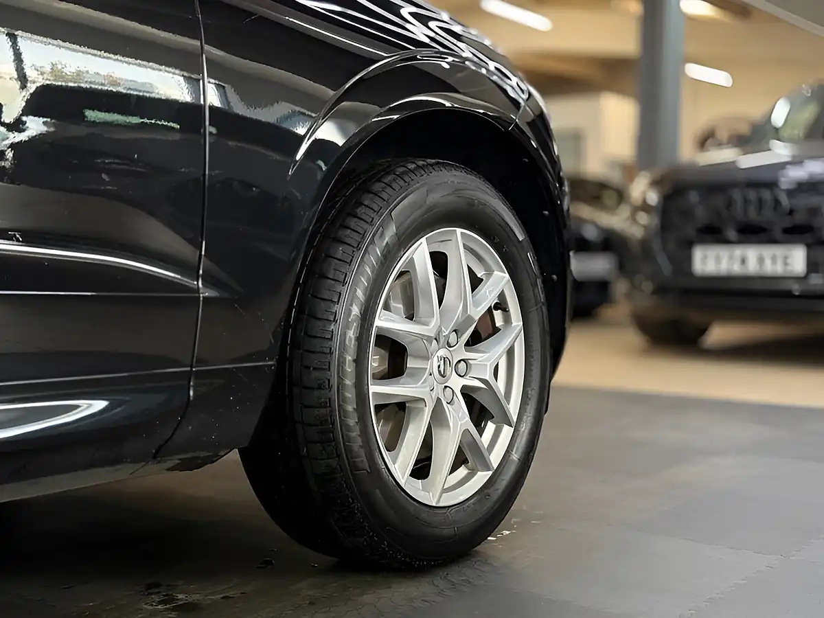 Used 2021 Volvo XC60 Momentum Black - Interior and Exterior details 7