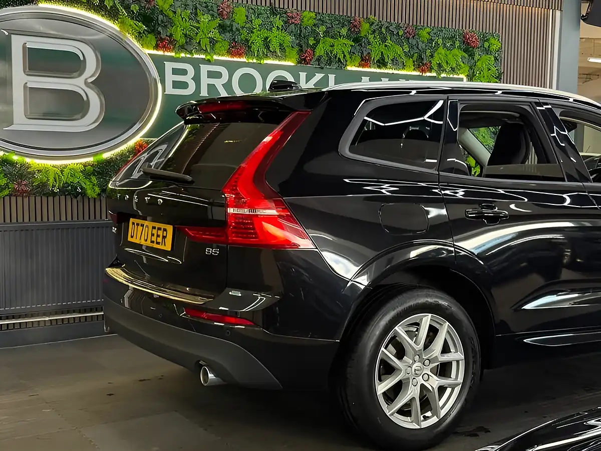 Used 2021 Volvo XC60 Momentum Black - Interior and Exterior details 9