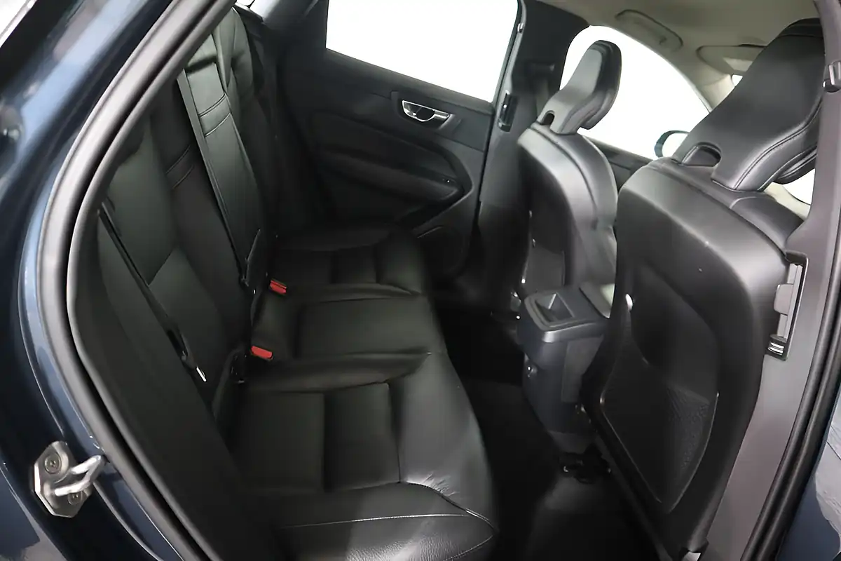 Used 2021 Volvo XC60 Momentum Blue - Interior and Exterior details 12