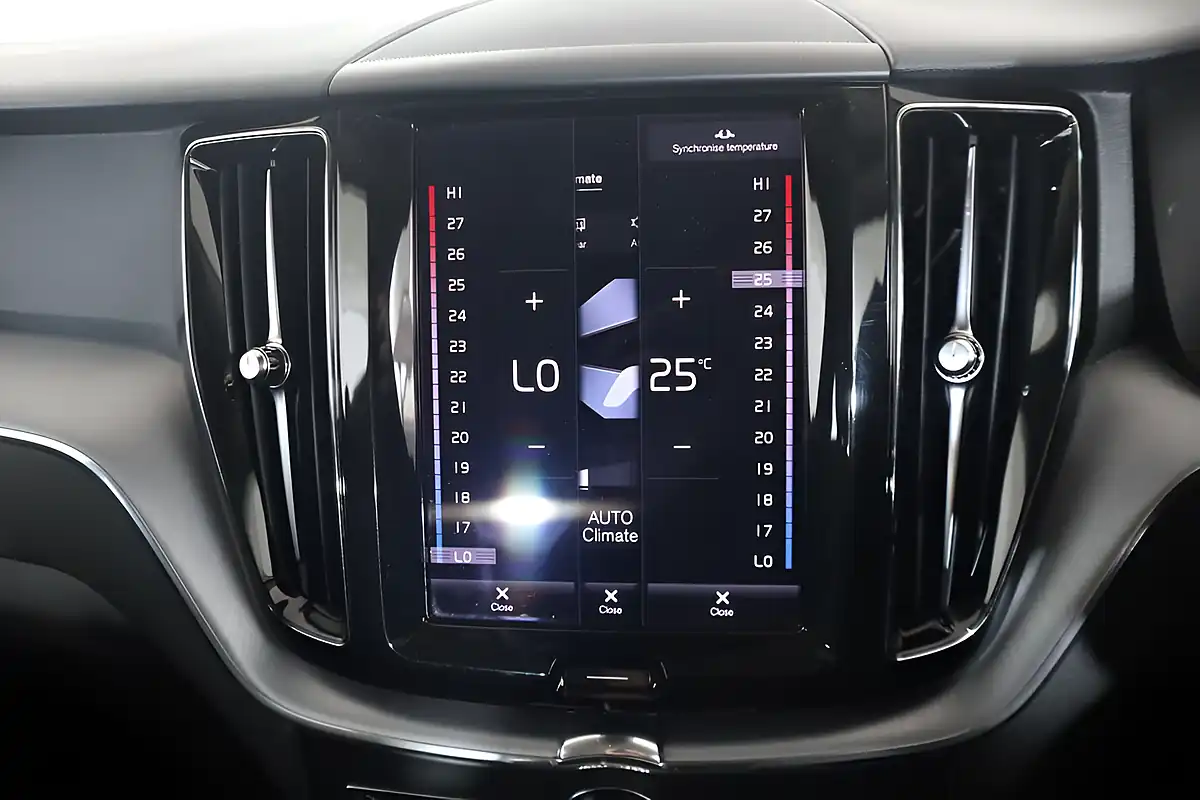 Used 2021 Volvo XC60 Momentum Blue - Interior and Exterior details 16