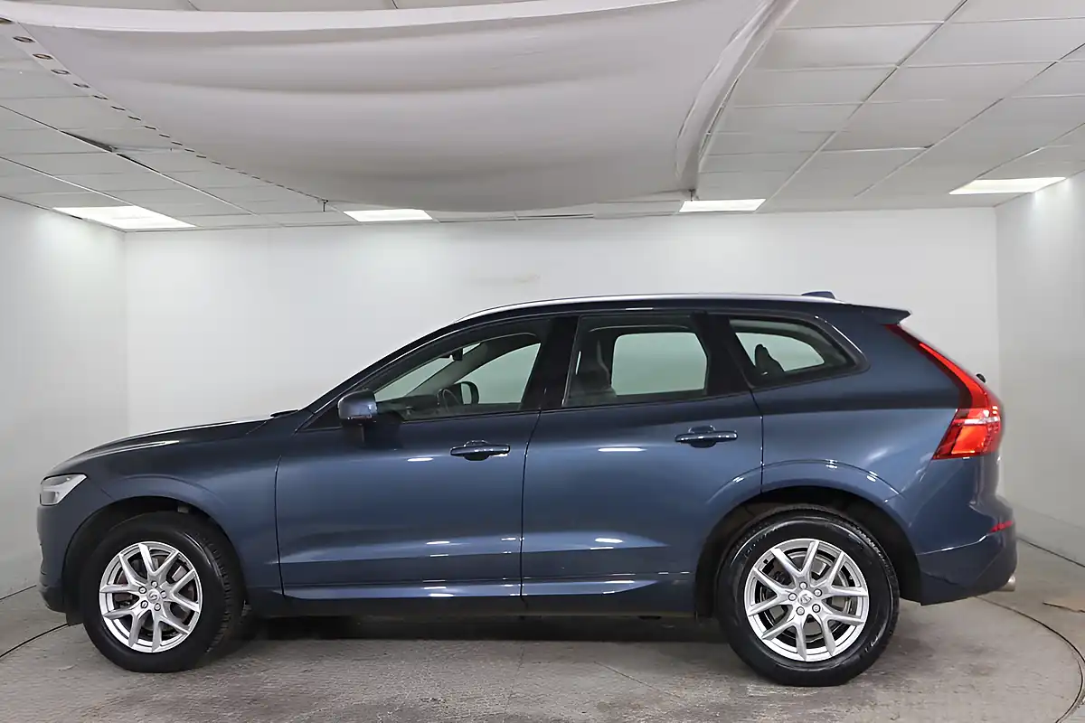 Used 2021 Volvo XC60 Momentum Blue - Interior and Exterior details 8