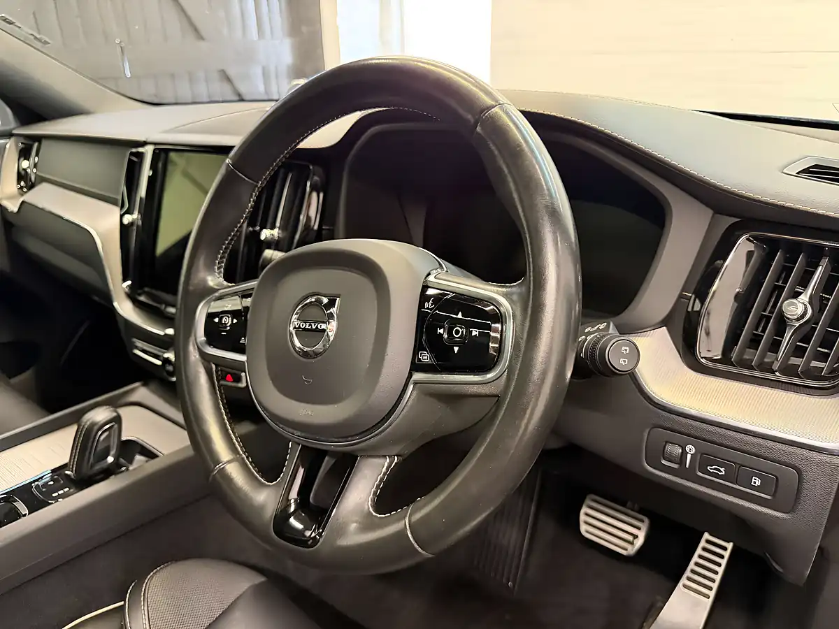 Used 2021 Volvo XC60 R-Design Pro Bursting Blue - Interior and Exterior details 17