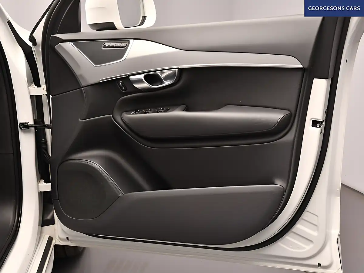 Used 2021 Volvo XC90 Momentum White - Interior and Exterior details 13