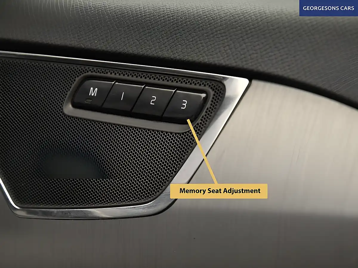 Used 2021 Volvo XC90 Momentum White - Interior and Exterior details 17