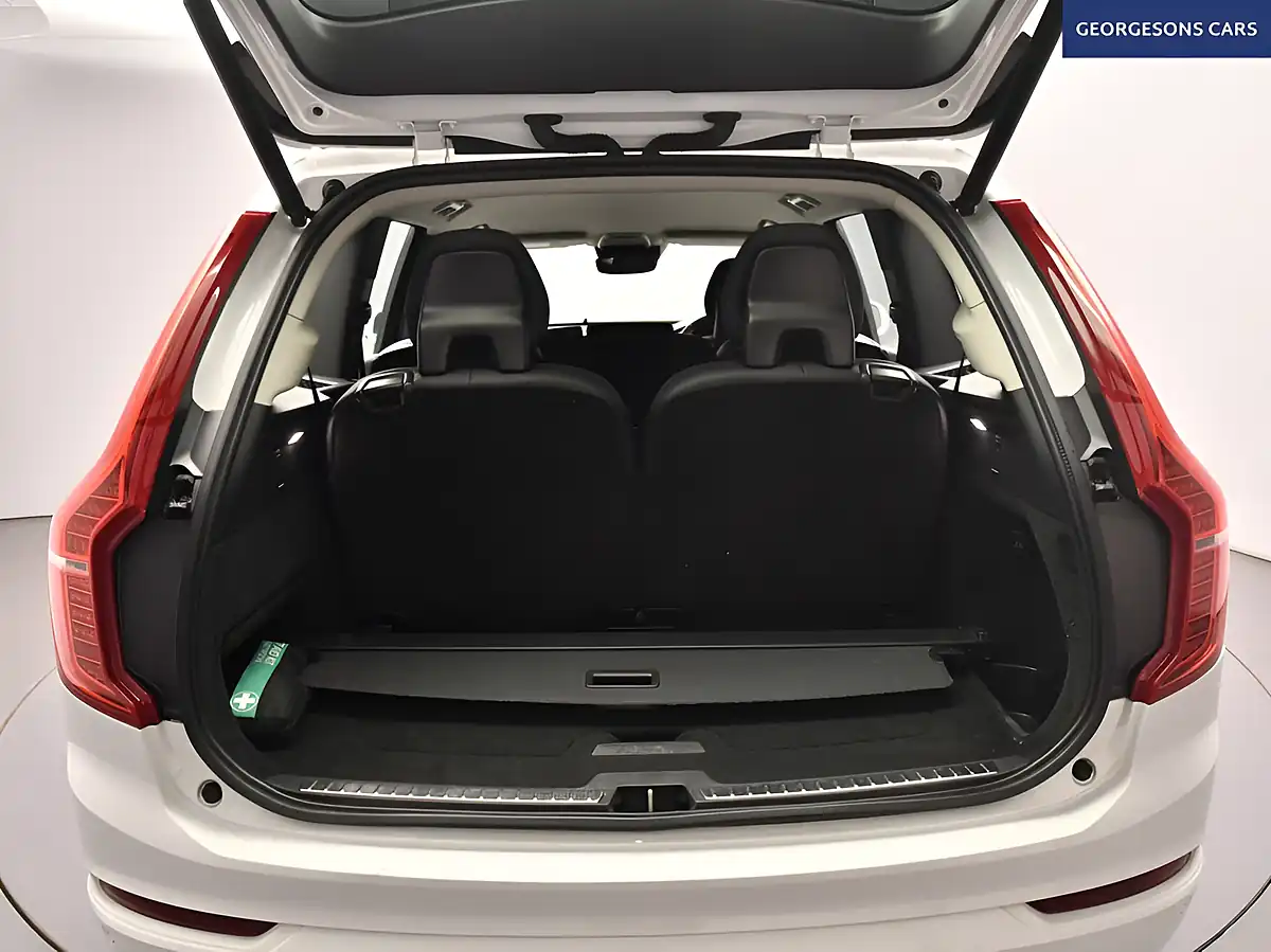 Used 2021 Volvo XC90 Momentum White - Interior and Exterior details 9