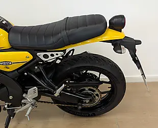 Used 2021 Yamaha XSR125 Yellow - Interior and Exterior details 12