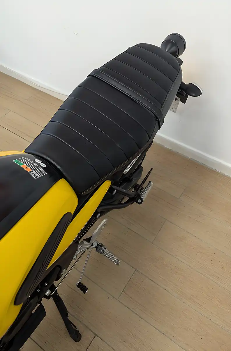 Used 2021 Yamaha XSR125 Yellow - Interior and Exterior details 18