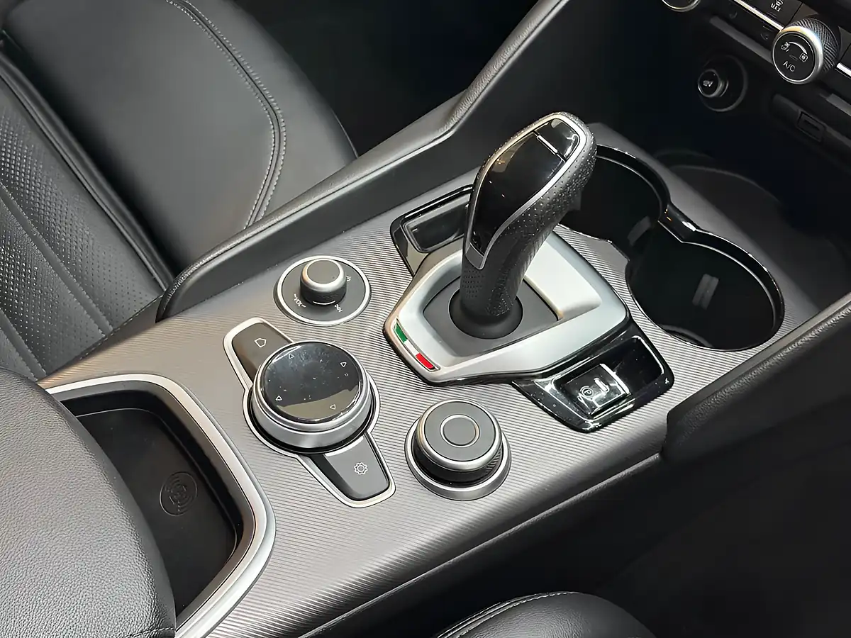 Used 2022 Alfa Romeo Giulia Veloce Blue - Interior and Exterior details 10
