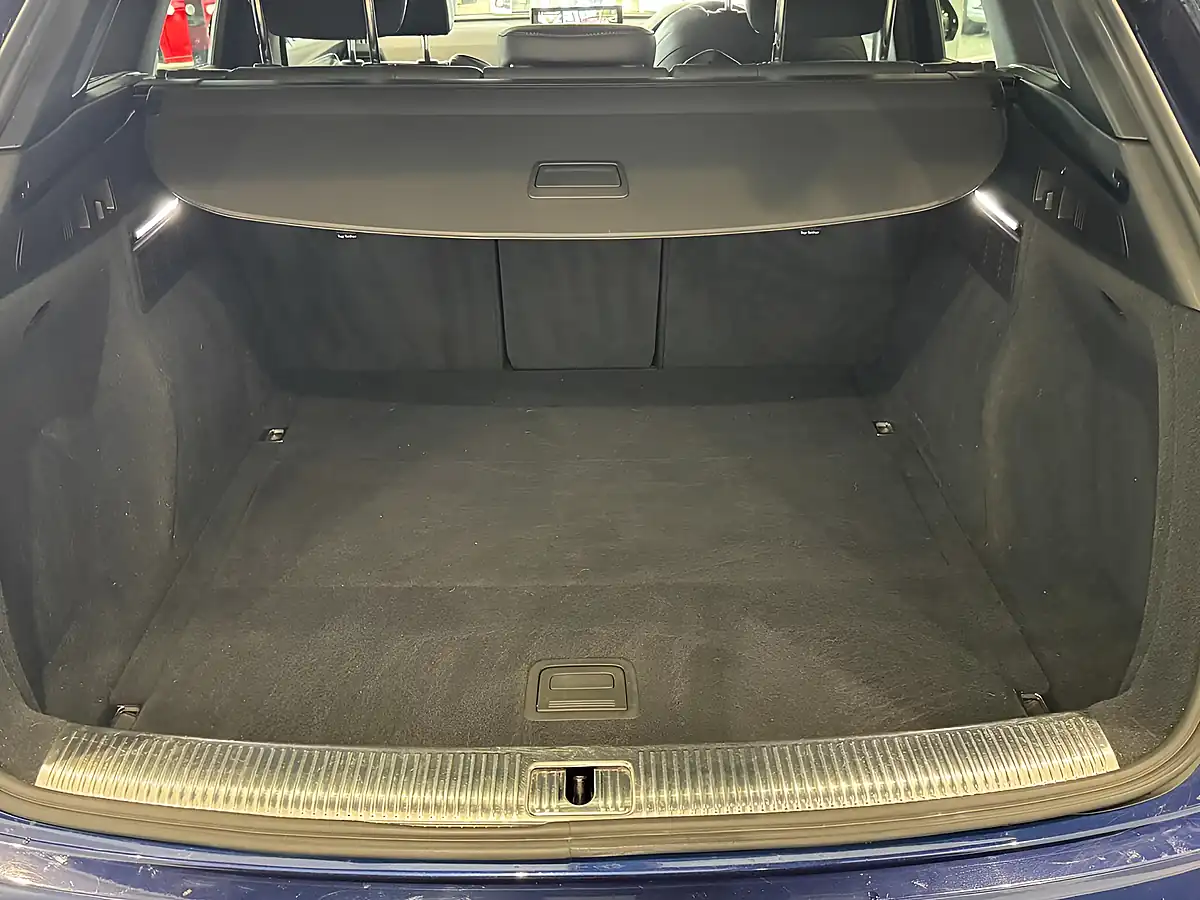 Used 2022 Audi Q5 S Line Blue - Interior and Exterior details 9