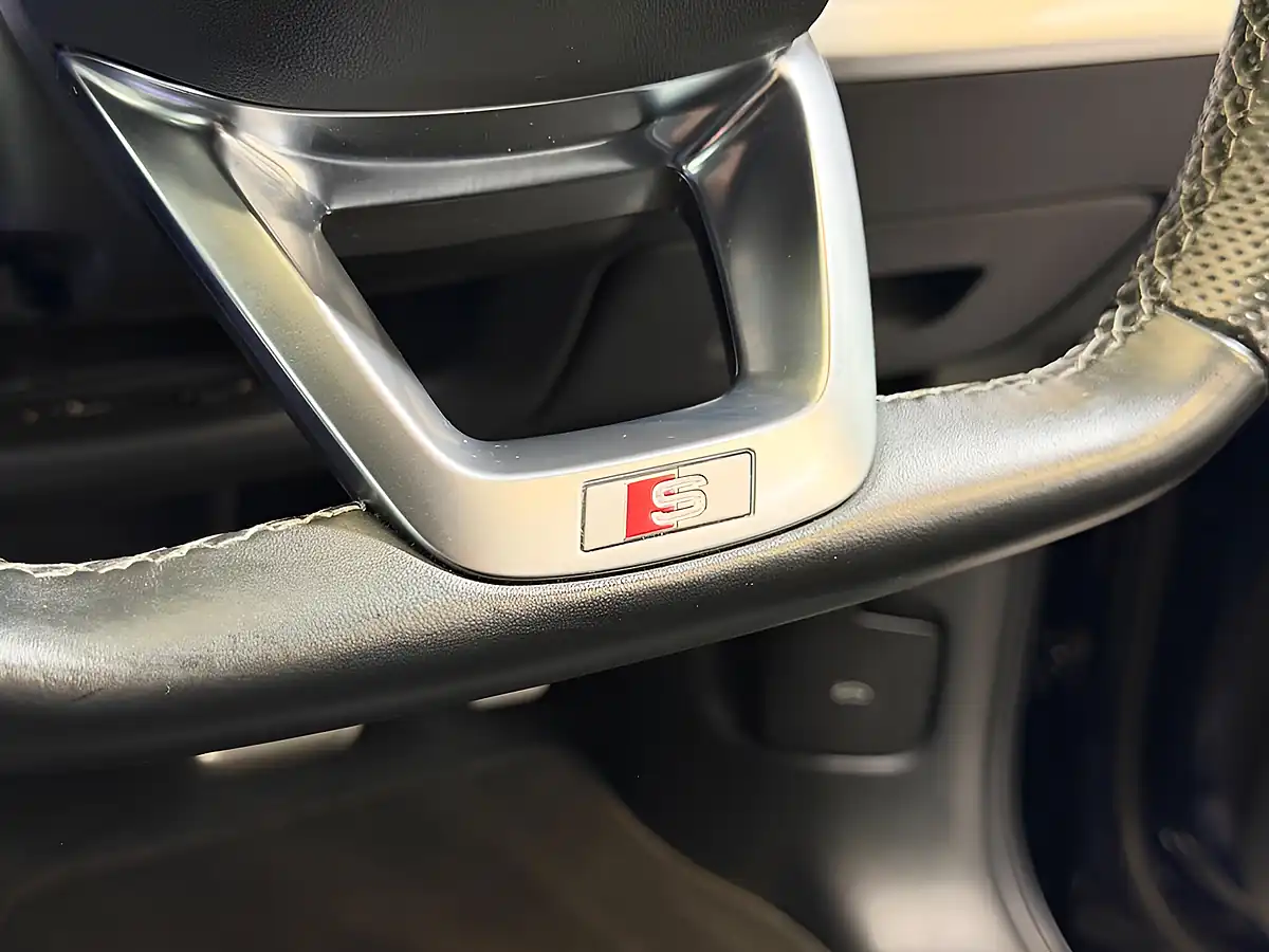 Used 2022 Audi Q7 S Line Navarra Blue - Interior and Exterior details 17