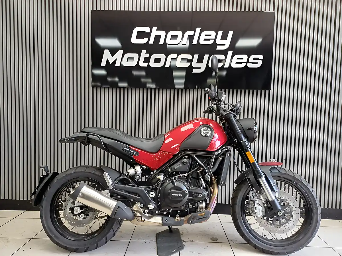Used 2022 Benelli Leoncino 500 Trail Red - Front View