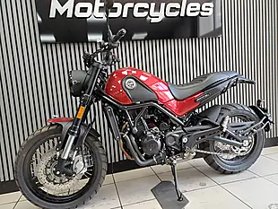 Used 2022 Benelli Leoncino 500 Trail Red - Interior and Exterior details 4