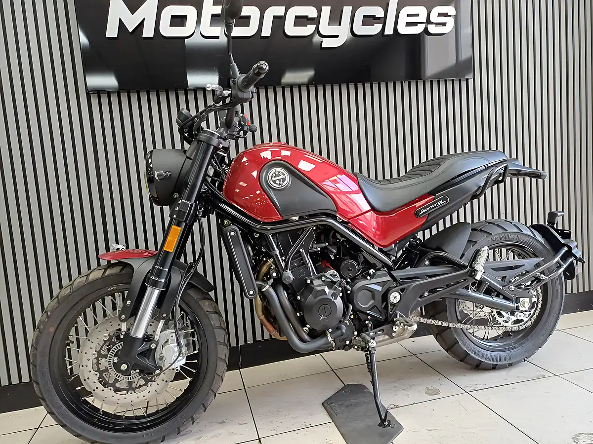 Used 2022 Benelli Leoncino 500 Trail Red - Interior and Exterior details 4