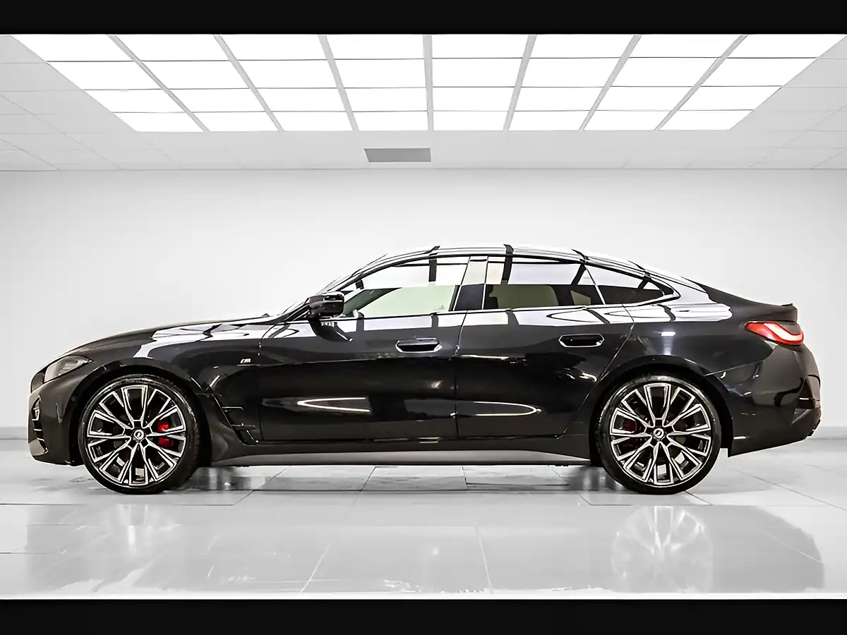 Used 2022 BMW 4 Series M440i Black - Interior and Exterior details 2