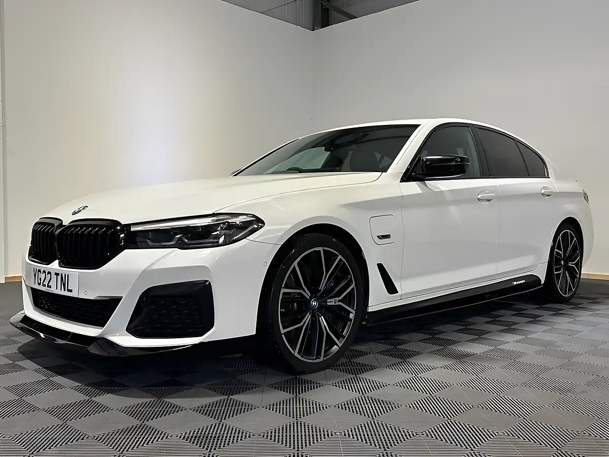 Used 2022 BMW 5 Series M Sport White - Front View