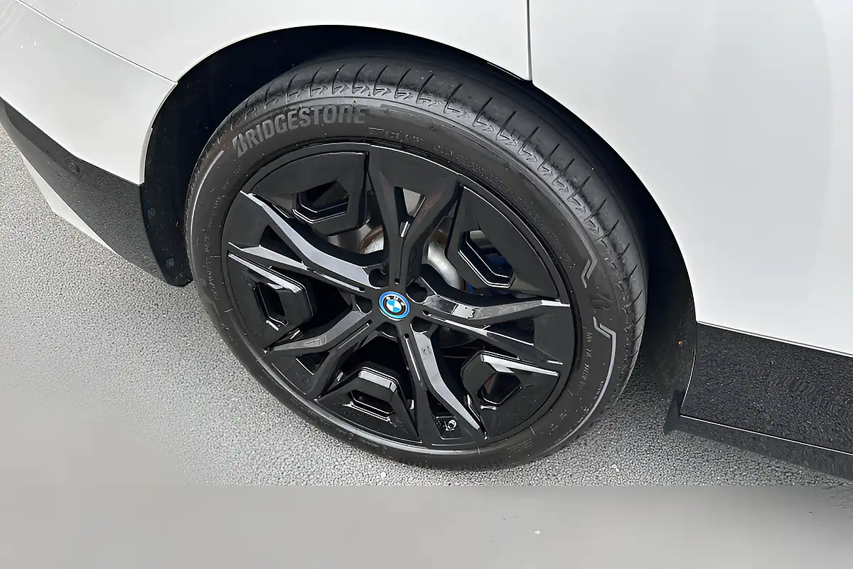 Used 2022 BMW Ix M60 White - Interior and Exterior details 18