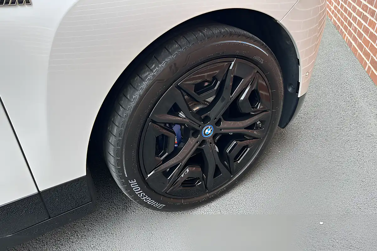Used 2022 BMW Ix M60 White - Interior and Exterior details 19