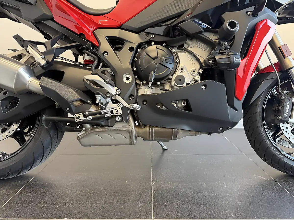 Used 2022 BMW S1000XR Te Racing Red - Interior and Exterior details 3