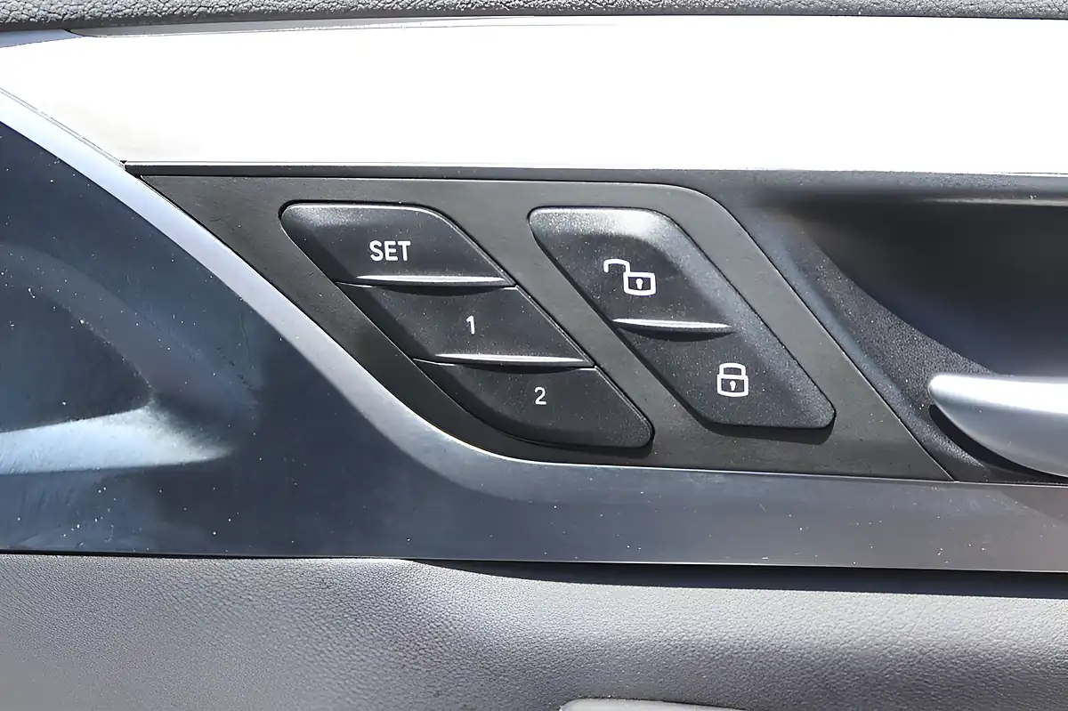 Used 2022 BMW X4 M40d Brooklyn Grey - Interior and Exterior details 16
